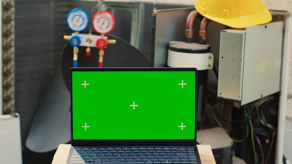 色键笔记本电脑在无法使用的外部空调机前打开 在需要专业检查的破碎室外冷凝器旁边 模拟绿色屏幕小玩艺儿 — 图库照片
