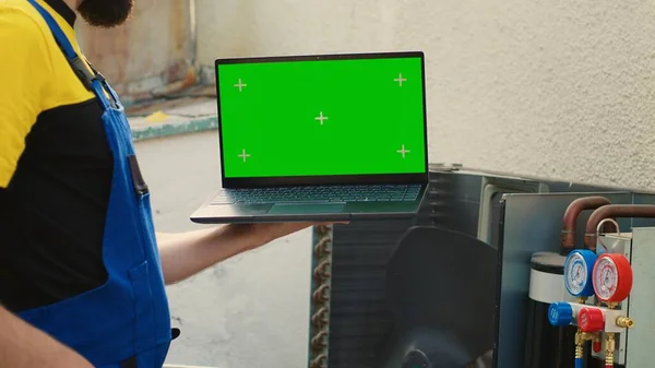 Experienced Worker Ordering New Internal Parts Green Screen Laptop Malfunctioning — Stock Photo, Image