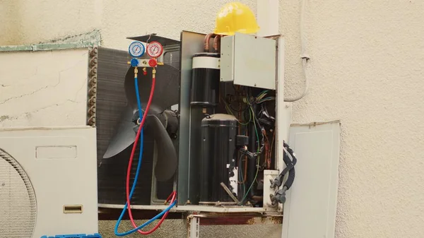 从使用中的冷凝器单元倾斜向上拍摄 需要固定的保护罩拆卸 内部有损坏的电气部件 在暖通空调系统外不再工作 随时可以修理 — 图库照片