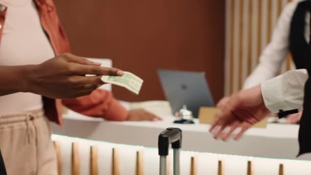 Close Mulher Afro Americana Entregando Nota Dólar Para Empregado Paquete — Vídeo de Stock