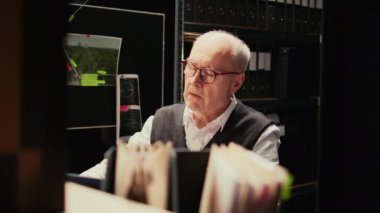 Tecrübeli bir kanun adamı telefonda adli tıp kanıtlarıyla ilgili uzmanla konuşuyor, yeni dava ipuçlarını ortaya çıkarmaya çalışıyor. Özel dedektif geçmiş araştırması için kriminologu arıyor..