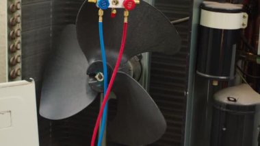 Yoğunlaştırıcı soğutucuyu tamir etmek için kullanılan manifold göstergelerinin yakın çekim görüntüsü. Hvac sistem iç parçalarını ölçen basınç ölçüm cihazı kümesi
