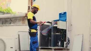 Görevlendirilmiş yoğunlaştırıcı analizi sırasında barometre setini ayarlayan becerikli bir asker. Profesyonel olarak HVC sistem soğutma sisteminde potansiyel yüksek basınç arayın, kapatın