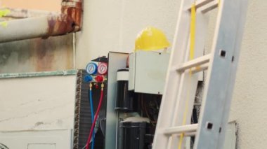 Arızalı yoğunlaştırıcı, koruma kapağı kaldırıldı. Elektrik parçalarıyla servis edilmesi gerekiyor. Açık hava kliması mühendislik ekipmanlarının yanına yenilenmeyi bekliyor.