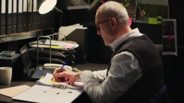 Kanun adamı dosyalar üzerine notlar alır. Noktaları birleştirmek ve suç davasını çözmek için gizli kayıtlardan ipuçları yazar. Olay odasında çalışan bir müfettiş, gizli belgeleri okuyor. El kamerasıyla..