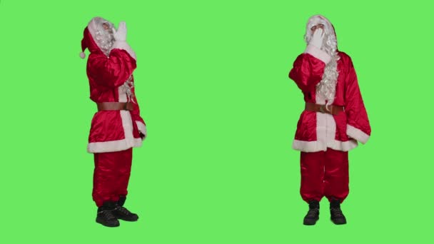 Санта Косплей Чувствует Усталость Зевая Фоне Зеленого Экрана Тела Засыпая — стоковое видео