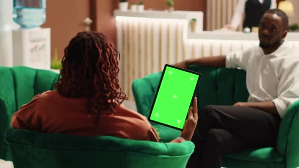 Szczęśliwi Goście Hotelowym Salonie Trzymając Chroma Key Zielony Ekran Makieta — Wideo stockowe