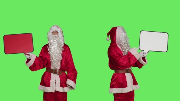 カメラの音声バブルを使ってお父さんのクリスマスは サンタの服を着た人と季節の冬の広告をしています コピースペースとともにビリヤードを保持している赤い衣装の陽気な男 — ストック動画