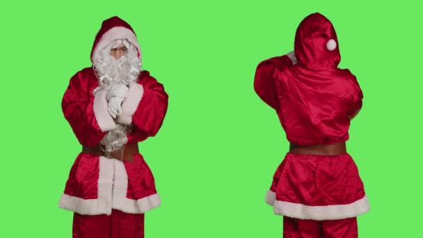Netrpělivý Santa Claus Obleku Kontroluje Čas Hodinkách Zatímco Stojí Nad — Stock video