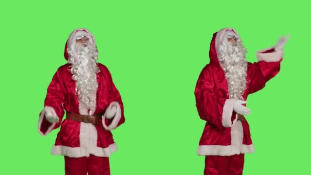 Солодкий Санта Клаус Посилає Повітряні Поцілунки Студії Роблячи Романтичний Жест — стокове відео