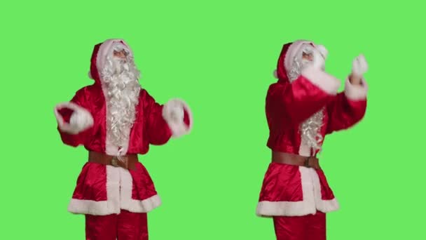 圣诞老人的主唱指挥管弦乐队 音乐主唱伴随着音乐笔记在工作室的绿屏上 圣诞老人表现得像个音乐指挥家 音乐家在镜头前唱歌 — 图库视频影像