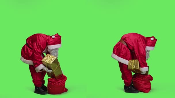 Святой Ник Готовит Мешок Подарками Путешествия Всему Миру Время Рождественских — стоковое видео