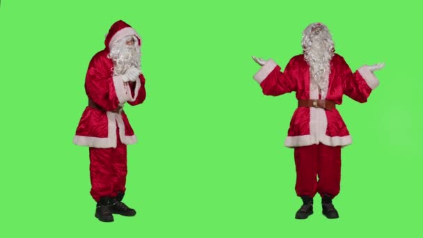 サンタは祈りの中で手で神に祈り スタジオで全身の緑の画面の上にポーズをとっています お祝いの赤いスーツの精神的な宗教的な文字は クリスマスの休日を宣伝イエスと話す — ストック動画