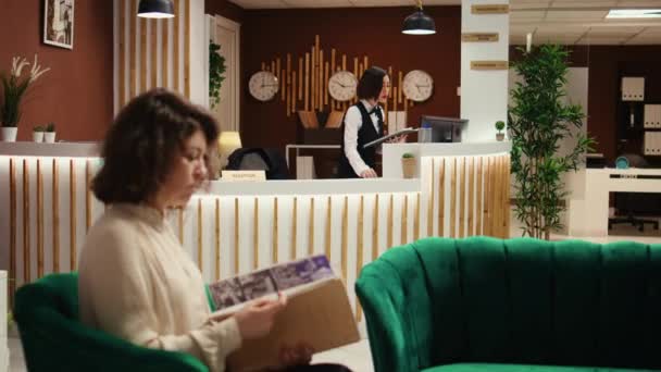 Professioneel Hotelpersoneel Doet Administratieve Taken Stijlvolle Lounge Klaar Gasten Verwelkomen — Stockvideo