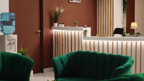 Puste Stylowe Przytulne Wnętrze Salonu Hotelowego Przytulnymi Zielonymi Krzesłami Sofą — Wideo stockowe