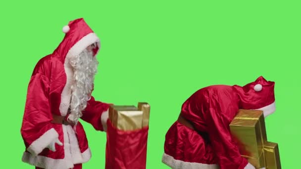 Homme Dépeignant Père Noël Avec Sac Plein Cadeaux Cadeaux Portant — Video
