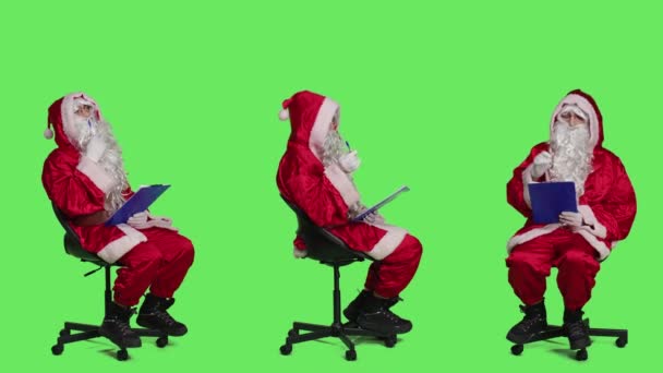 캐릭터는 종이에 필기를 의자에 크리스마스 클립보드에 정보를 쓰기도 코스프레를 포즈를 — 비디오