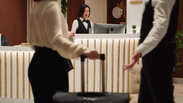 Gość Przybywa Hotelowego Lobby Wspomagany Przez Gońca Hotelowego Bagażem Oraz — Wideo stockowe