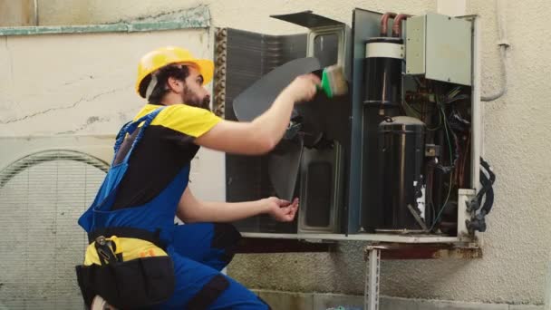Geschoolde Hvac Ingenieur Verwijdert Stoflaag Uit Ventilatoren Beschadiging Van Het — Stockvideo