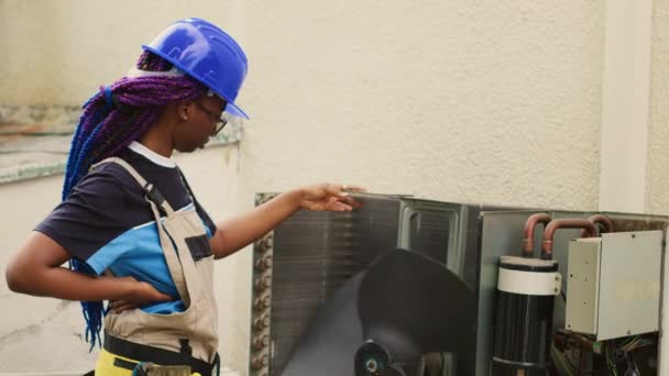 Afrikansk Amerikansk Arbetare Kontrakterad För Att Reparera Trasiga Luftkonditioneringen Testa — Stockvideo