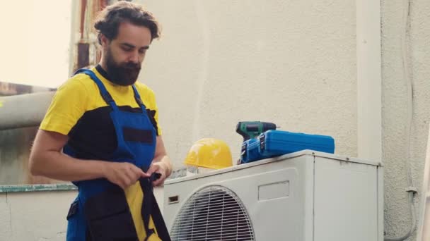 Kompetent Mekaniker Uppdrag Kunden Förbereda Utrustning För Årlig Luftkonditionering Underhåll — Stockvideo