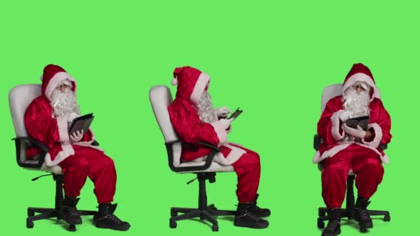 Modern Ember Digitális Táblagépet Használ Karácsony Estéjén Ünnep Ünneplés Online — Stock videók