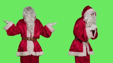 Genç Aziz Nick karakteri stüdyoda dua eder, ruhani davranır ve dua ederken el ele tutuşur. Noel Baba yeşil perde arkaplanı için dua ediyor, Noel arifesi kutlaması.