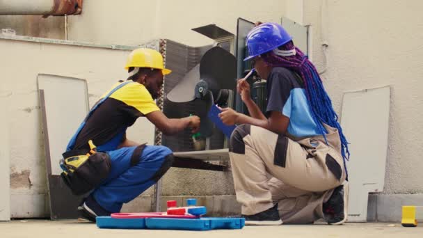 Trabajadores Afroamericanos Barriendo Escombros Sueltos Acumulados Alrededor Base Del Condensador — Vídeo de stock