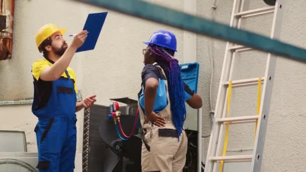Equipe Diversa Eletricistas Brainstorming Maneiras Reparar Fora Ordem Condicionado Enquanto — Vídeo de Stock