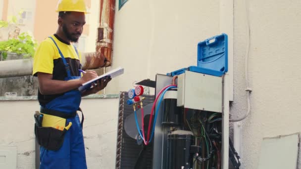 Afrikanischer Elektriker Bei Der Dichtigkeitsprüfung Und Anderen Notwendigen Reparaturen Größere — Stockvideo