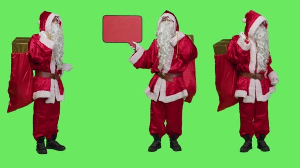 袋とスピーチバブルと聖ニックは 新しいクリスマス前夜の休日のマーケティングを宣伝するために画面上にポーズ 広告のための空の赤い段ボールのアイコンを示す訴訟でサンタ — ストック動画