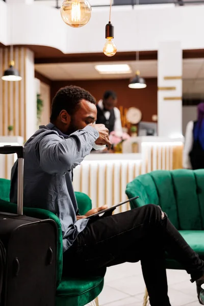 Afroamerykański Biznesmen Pijący Kawę Odpoczywający Czekając Hotelowe Lobby Czarny Gość — Zdjęcie stockowe