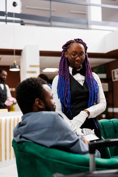 Afro Américain Invité Tenant Téléphone Près Terminal Nfc Effectuant Paiement — Photo