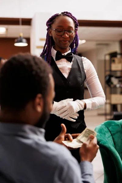 Tips Fooien Happy Afro Amerikaanse Serveerster Draagt Uniform Krijgt Een — Stockfoto