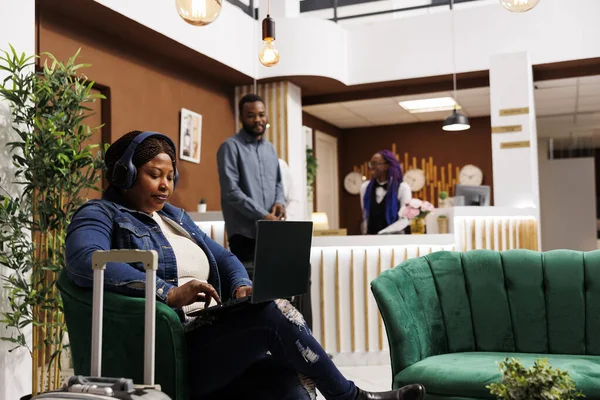 Skupiona Afroamerykanka Freelancer Wpisując Klawiaturze Laptopa Pomocą Hotelu Wifi Podczas — Zdjęcie stockowe