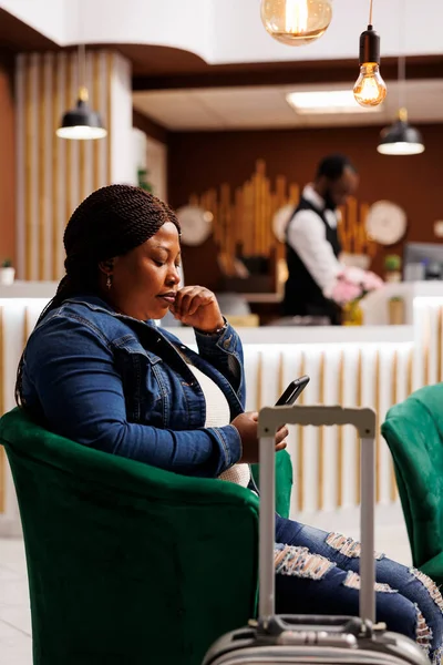 Afro Amerikaanse Vrouw Hotel Gast Met Behulp Van Mobiele Telefoon — Stockfoto