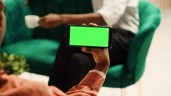 Elinde Krom Renkli Yeşil Ekran Tutan Afrikalı Amerikalı Kadın Rahat — Stok fotoğraf