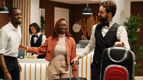 Afro Amerikan Turistler Valizlerini Otel Lobisinde Taşıyan Yardımcı Komiye Bahşiş — Stok fotoğraf