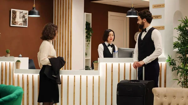Guest Arrives Hotel Lobby Helped Bellboy Luggage Asian Receptionist Accommodation — Stock Photo, Image