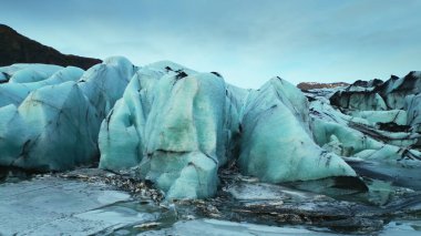 Vatnajokull 'un Nordic Gölü' nde yüzen buz örtüsünün insansız hava aracı görüntüsü çok güzel kutup manzarası oluşturuyor. İzlanda manzarası, büyük bir buzulun haritası ve buz gibi buzdağları olan bir göl. Yavaş çekim.
