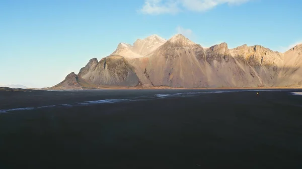 アイスランドの風景の中にコウノトリの砂のビーチの空中ビュー 北極の風景の中に壮大なベストラホーン山 大西洋岸 海岸線と壮大なアイスランドのパノラマビュー スローモーション — ストック写真