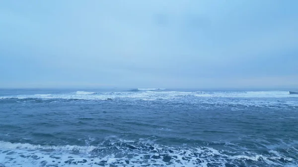 冰岛风景黑沙滩与海洋海岸线 美丽的北极国家与自然景观 在大西洋海岸上海浪冲撞的冰原自然景观 慢动作 — 图库照片