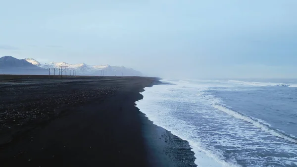 Dron Shot Atlantyckiego Oceanu Czarnym Piaskiem Plaży Icelandyjskiej Scenerii Fantastyczny — Zdjęcie stockowe