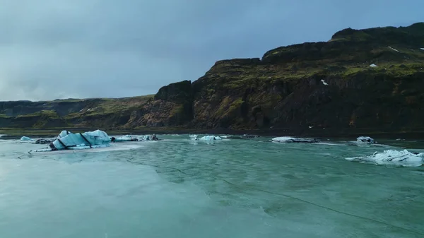 アイスランドのVatnajokull氷河塊の空中ビュー 北の風景の周りのクレバスや洞窟と壮大な氷の岩 アイスランドの海に浮かぶ美しい氷のブロック スローモーション — ストック写真