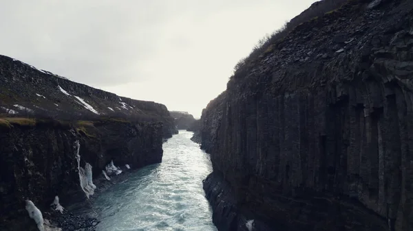 ガルフフォスカスケード峡谷 水流と大規模な凍結丘と壮大な北欧の風景の空中ビュー 崖から流れ落ちるアイスランドの壮大な滝 スローモーション — ストック写真