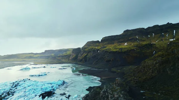 凍った湖 Vatnajokull氷河のキャップに浮かんでアイスランドの雄大な氷山のドローンショット アイスランドの風景 極性の風景を形成する美しい北欧風の氷の霜のブロック スローモーション — ストック写真