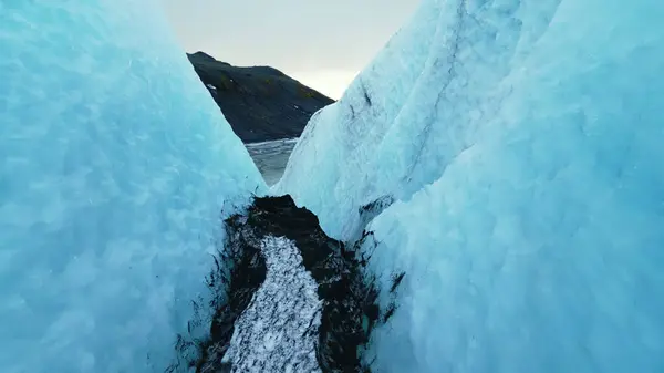 在冰封的风景中 冰封的冰川裂隙 冰封的冰隙 紧邻冰封的湖面 俯瞰空中风景 冰原上美丽的冰山洞穴 靠近点慢动作 — 图库照片