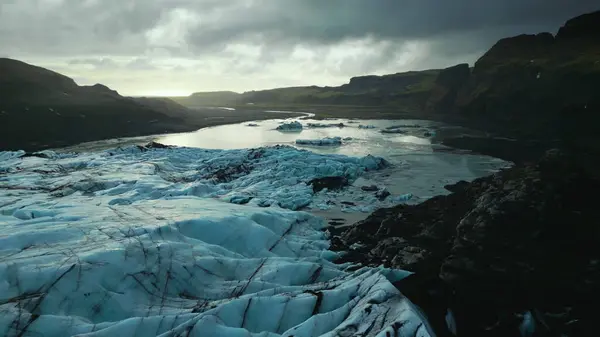 凍った水の上に氷塊のドローンショット 巨大な氷塊がアイスランドの湖に浮かんでいます 美しい青の北極の風景や風景は Vatnajokull氷河のキャップ パノラマビュー スローモーション — ストック写真