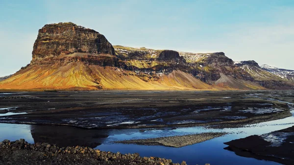 Widok Lotu Ptaka Masywnego Pasma Górskiego Icelandyjski Krajobraz Piękna Nordycka — Zdjęcie stockowe