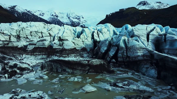 在冰原的Vatnajokull冰帽上的蓝色冰川岩石的空中景观 菱形的冰雹状冰块 奇形怪状的冰山和裂缝形成了惊人的北欧景观 慢动作 — 图库照片